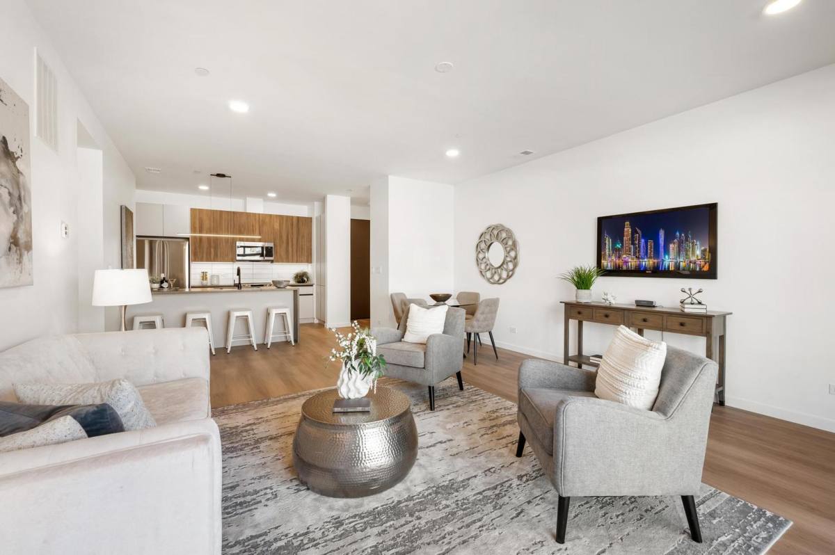Apartment for rent at 204 S Leavitt St #204, Chicago, IL 60612