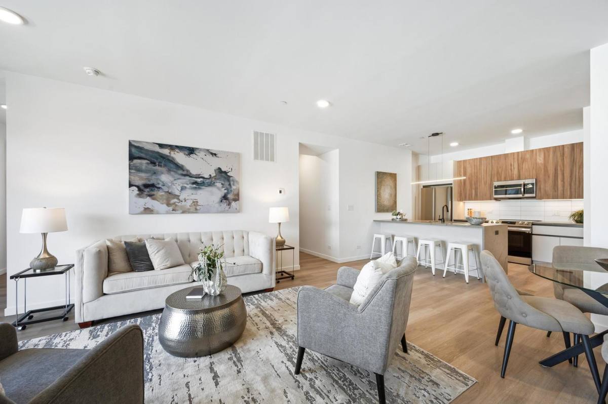 Apartment for rent at 204 S Leavitt St #204, Chicago, IL 60612