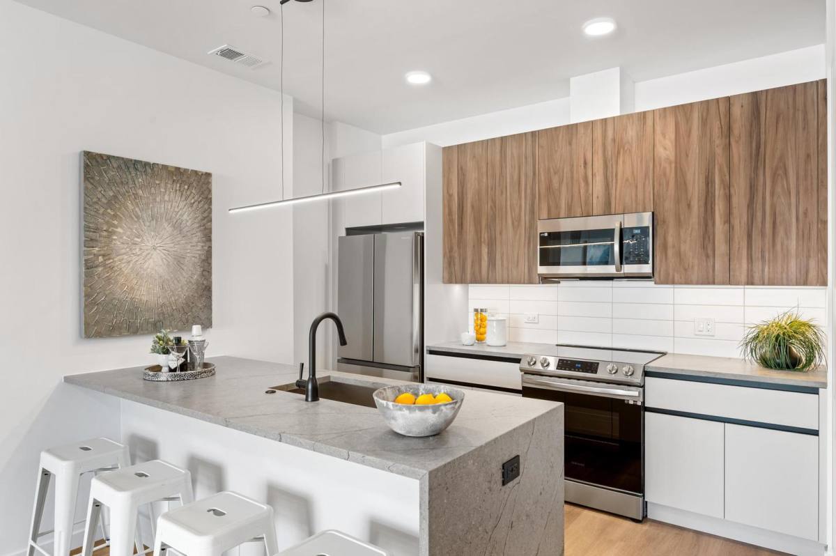 Apartment for rent at 204 S Leavitt St #204, Chicago, IL 60612