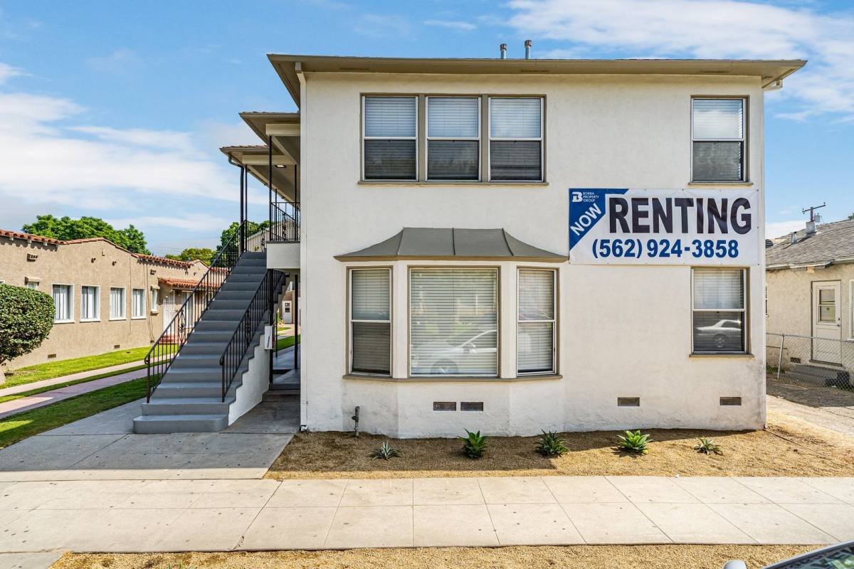 Apartment for rent at 2464 Chestnut Ave, Long Beach, CA 90806
