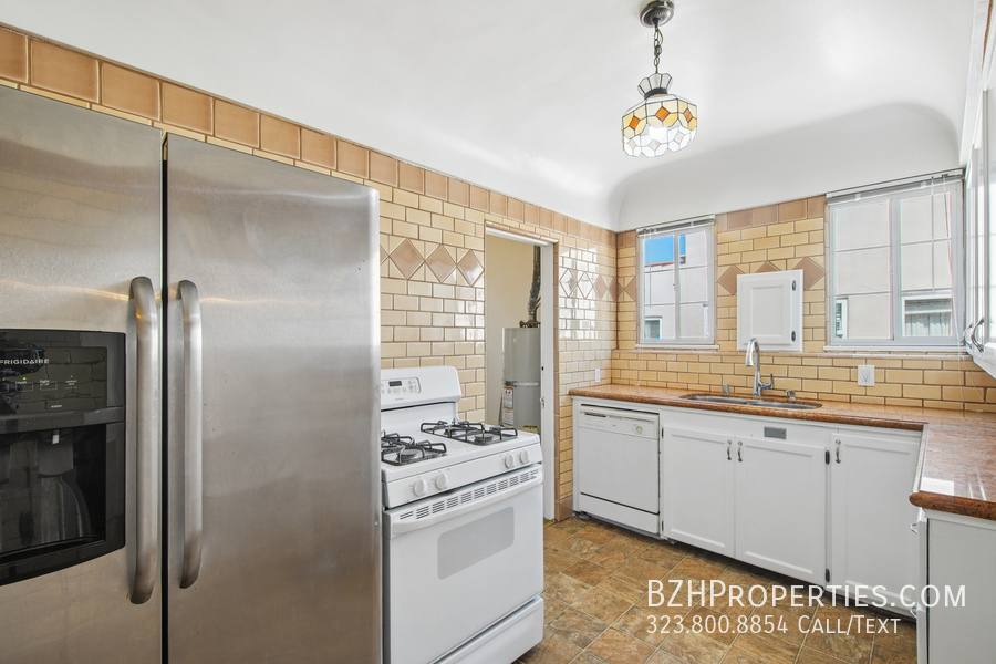 Apartment for rent at 9221 Alcott St #2, Los Angeles, CA 90035