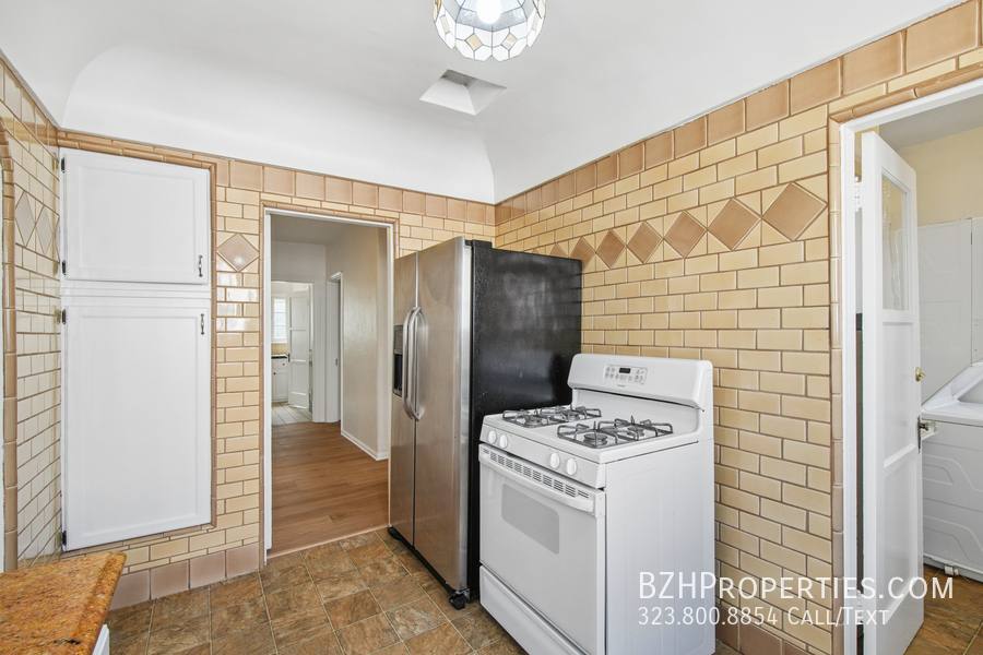 Apartment for rent at 9221 Alcott St #2, Los Angeles, CA 90035
