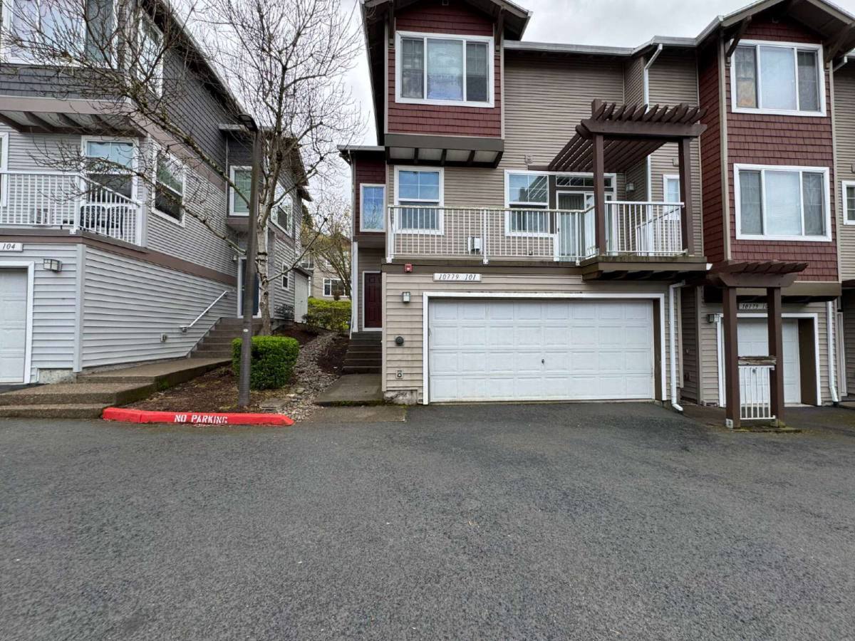 Townhouse for rent at 10779 SW Canterbury Lane #101, Portland, OR 97224
