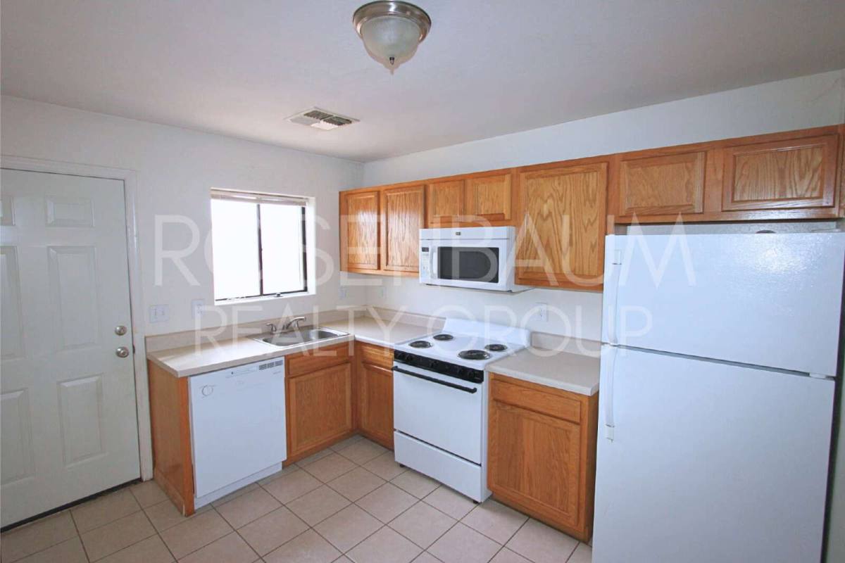 Townhouse for rent at 15588 S Yava Rd #B, Arizona City, AZ 85123