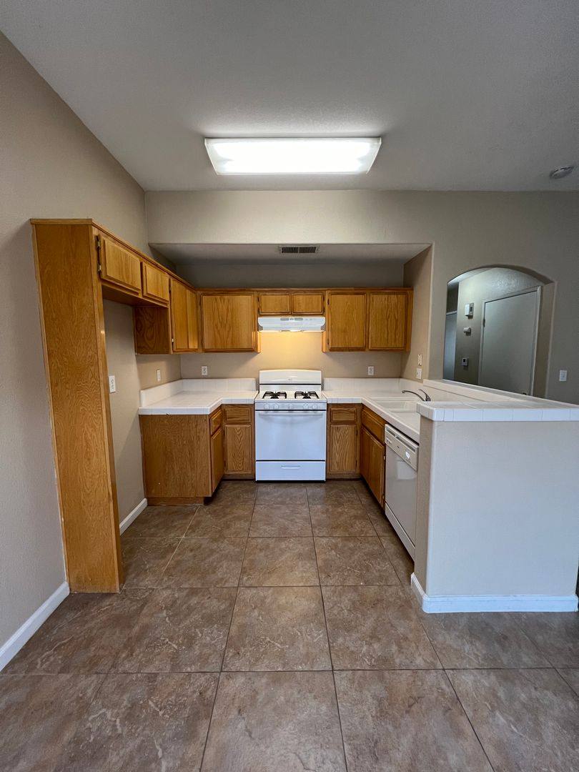 Apartment for rent at 8109 Pebble Cove Court, Bakersfield, CA 93312