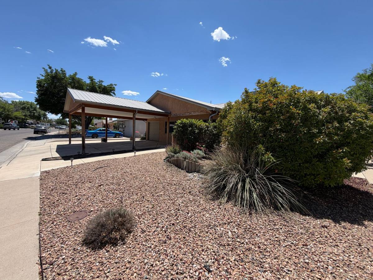 House for rent at 337 Glorieta St NE, Albuquerque, NM 87123