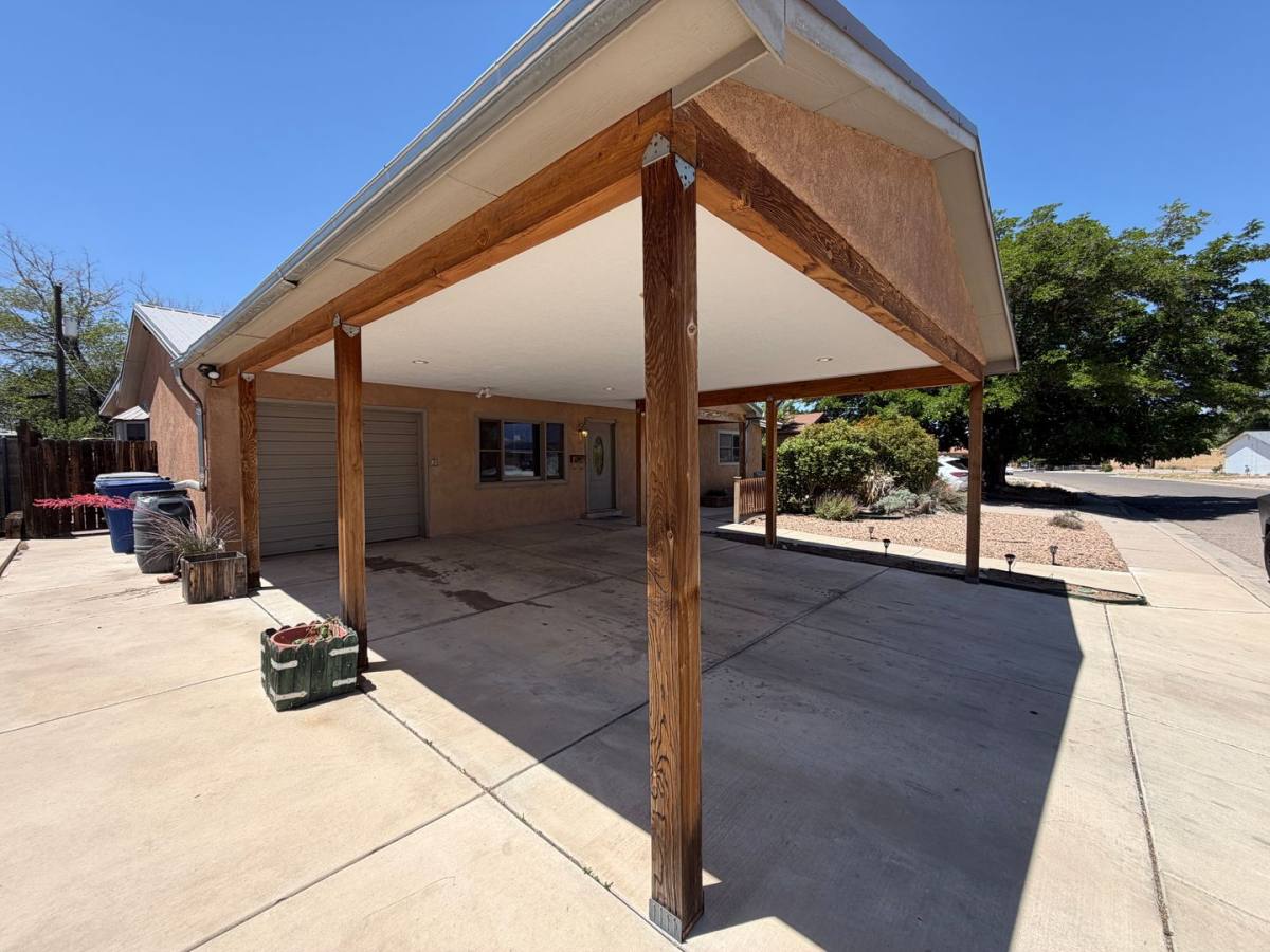 House for rent at 337 Glorieta St NE, Albuquerque, NM 87123