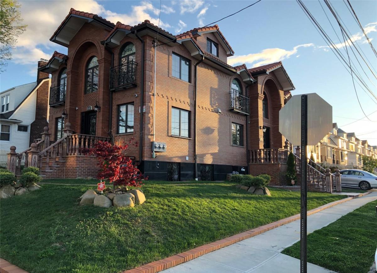 House for rent at 18-02 150th St, New Hyde Park, NY 11040