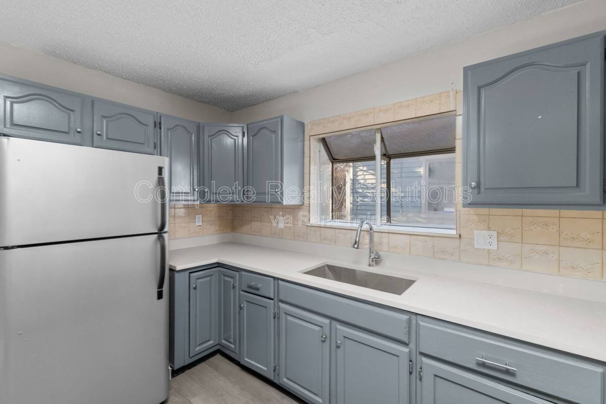 House for rent at 2056 Coleridge Dr, Saint Louis, MO 63136