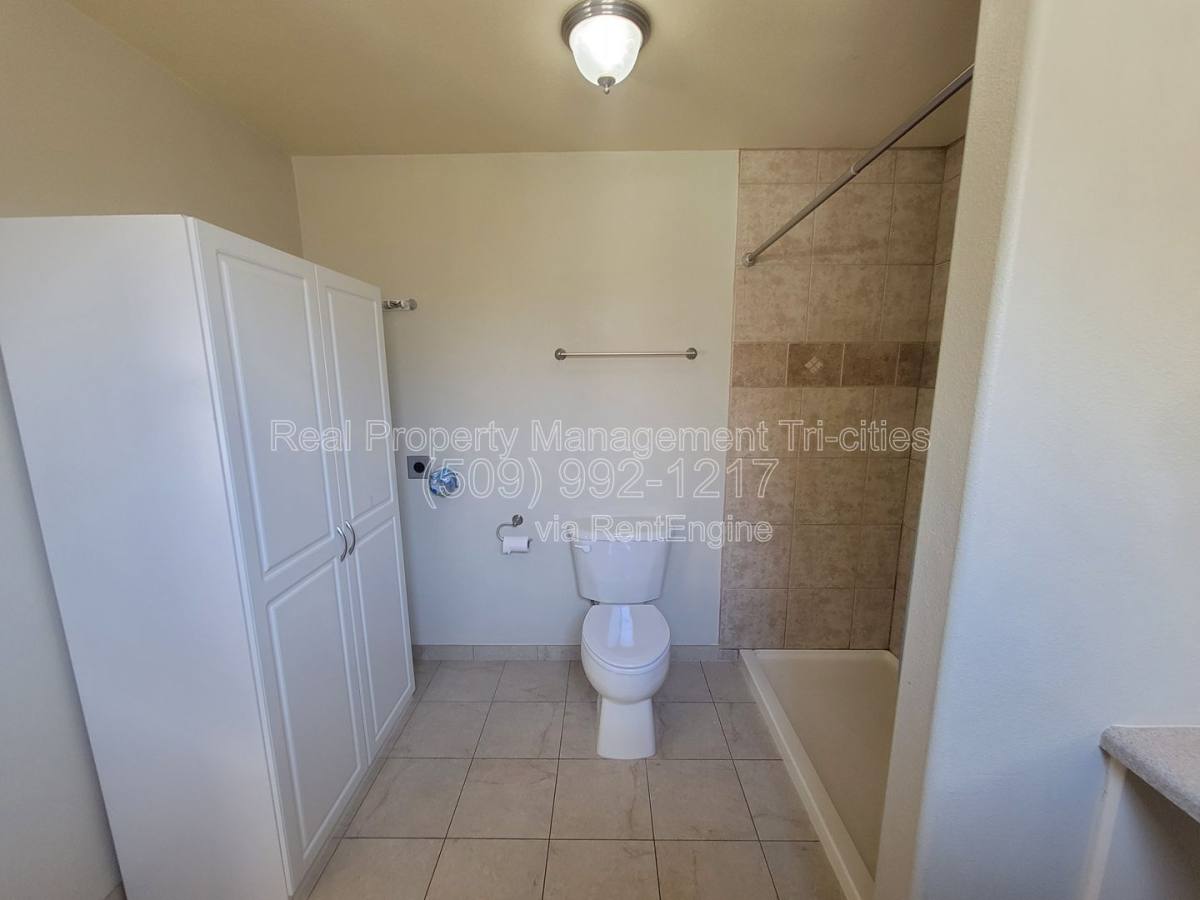 Apartment for rent at 414 Douglass Ave, Richland, WA 99352