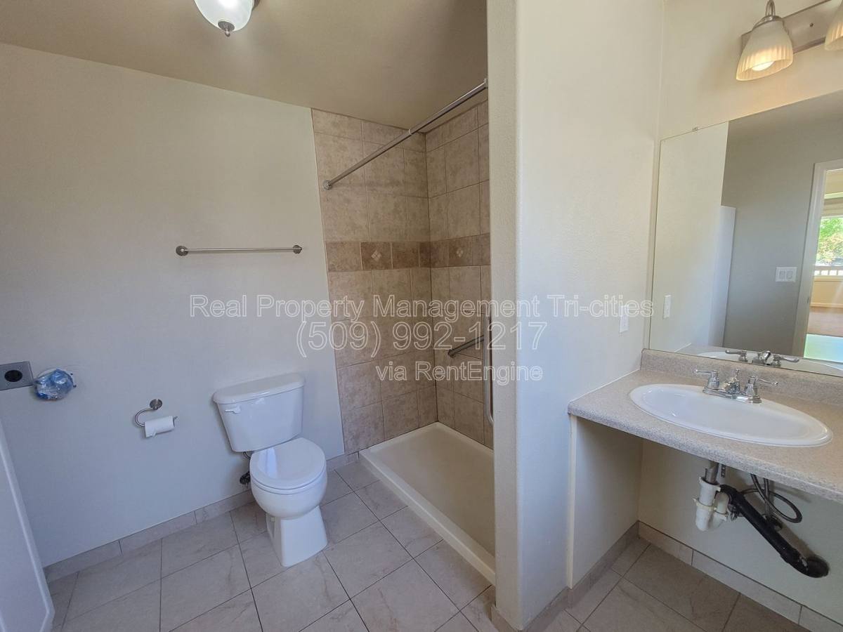 Apartment for rent at 414 Douglass Ave, Richland, WA 99352