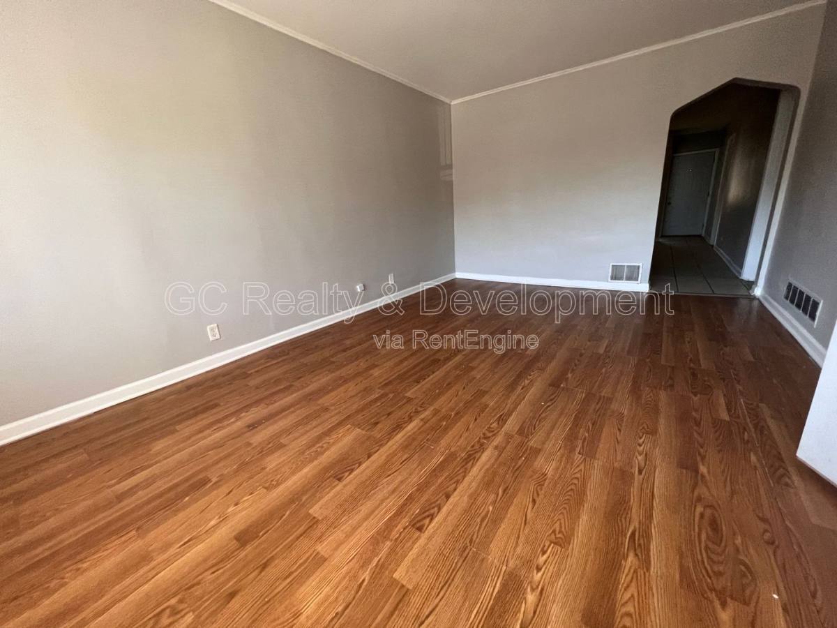 Apartment for rent at 8336 S Kingston Ave #1, Chicago, IL 60617