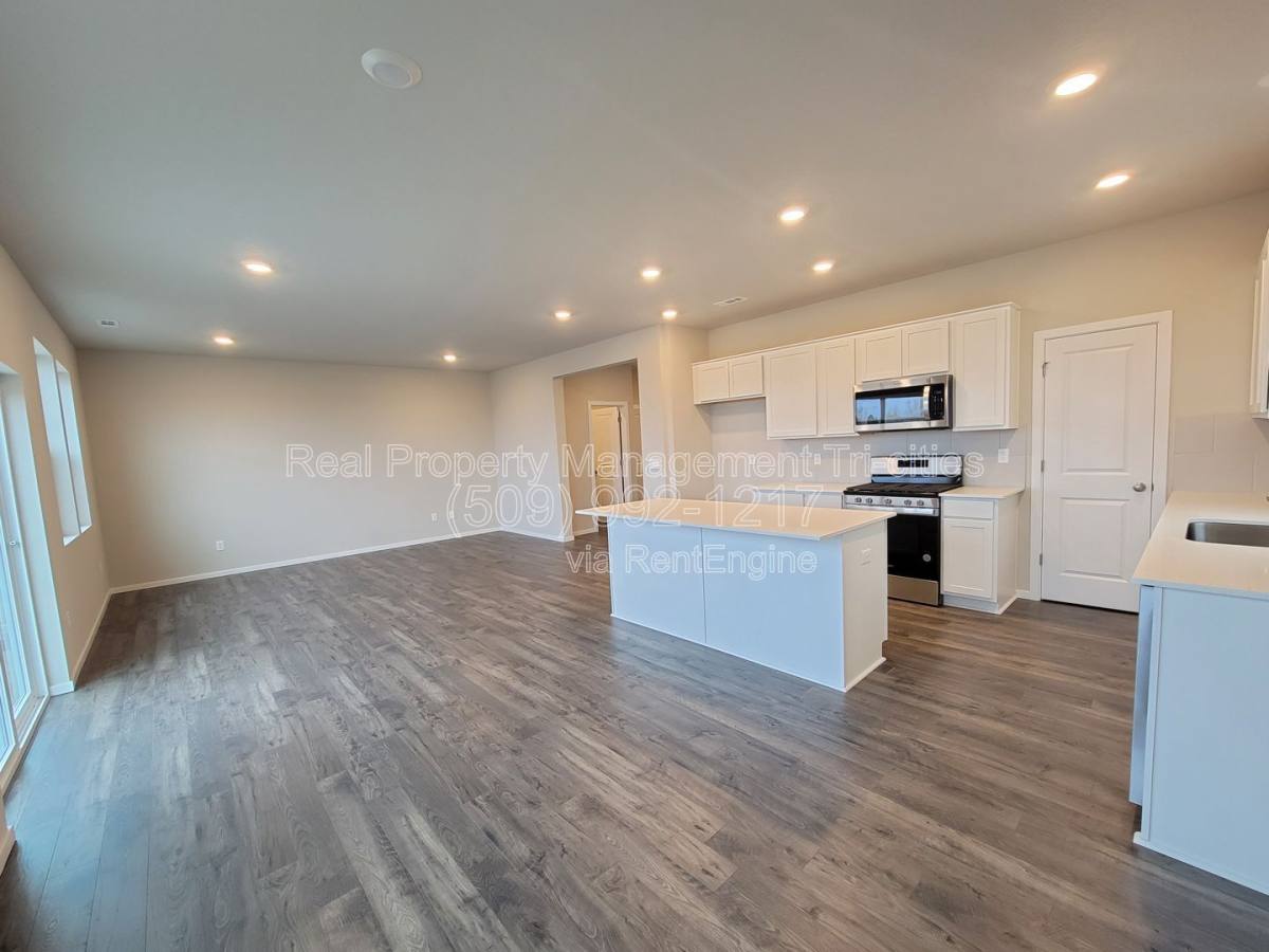 Apartment for rent at 7752 Ranchland Lane, West Richland, WA 99353