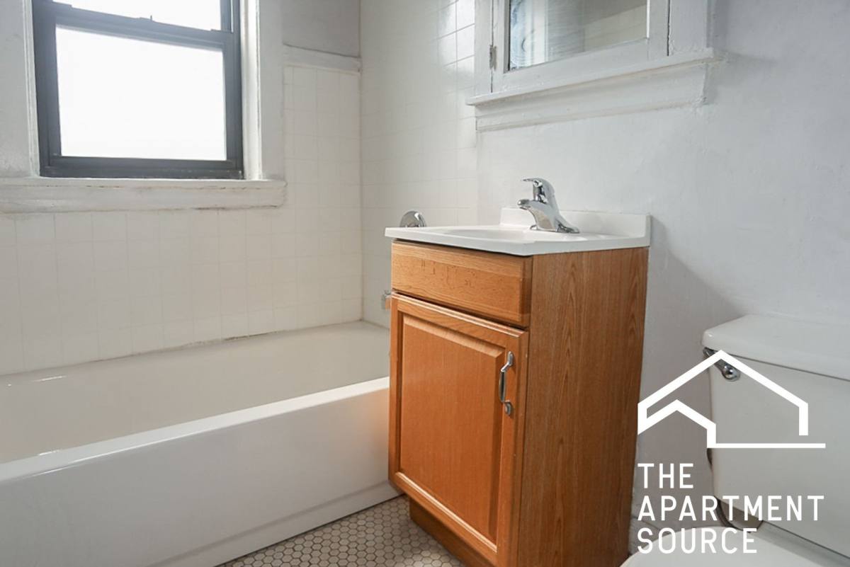 Apartment for rent at 2612 W Gunnison St #3R, Chicago, IL 60625