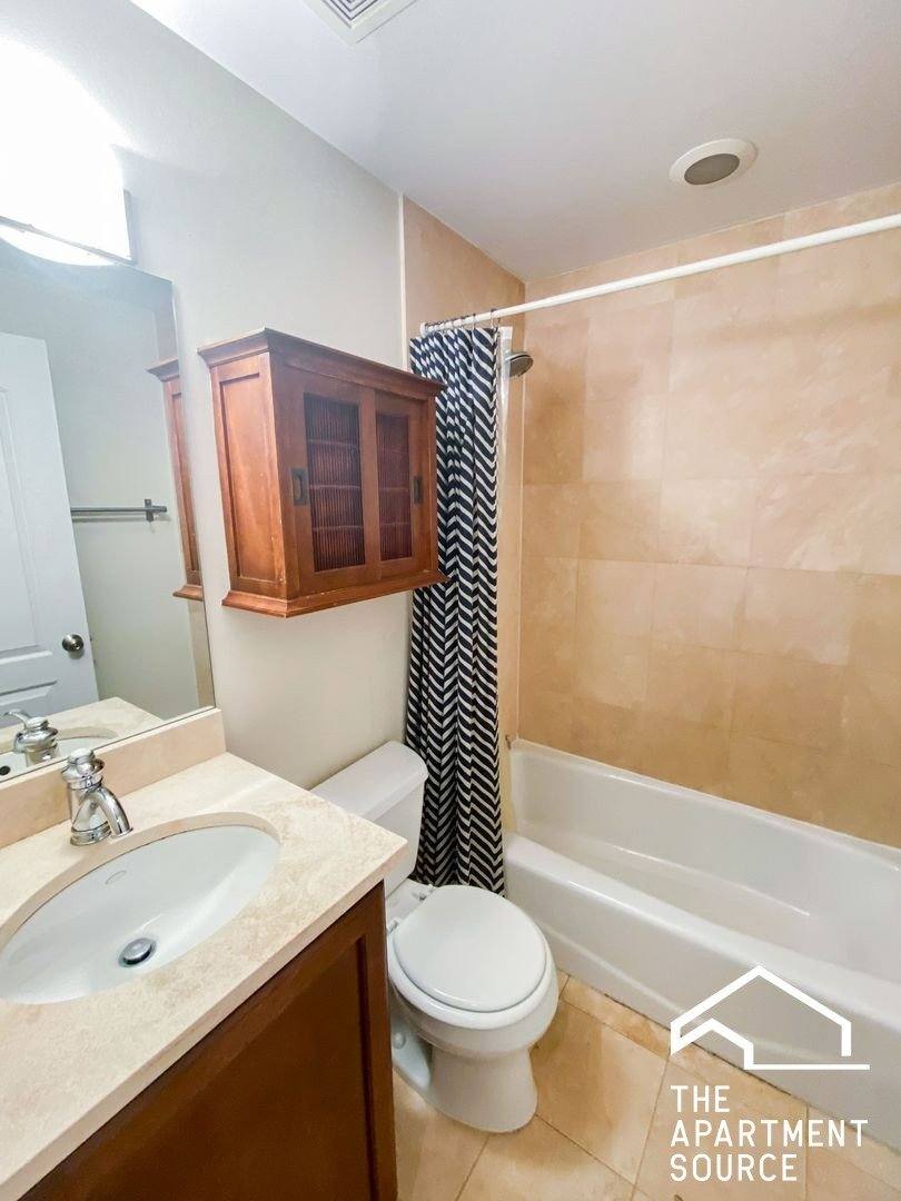 Apartment for rent at 1634 W Grace St #2, Chicago, IL 60613