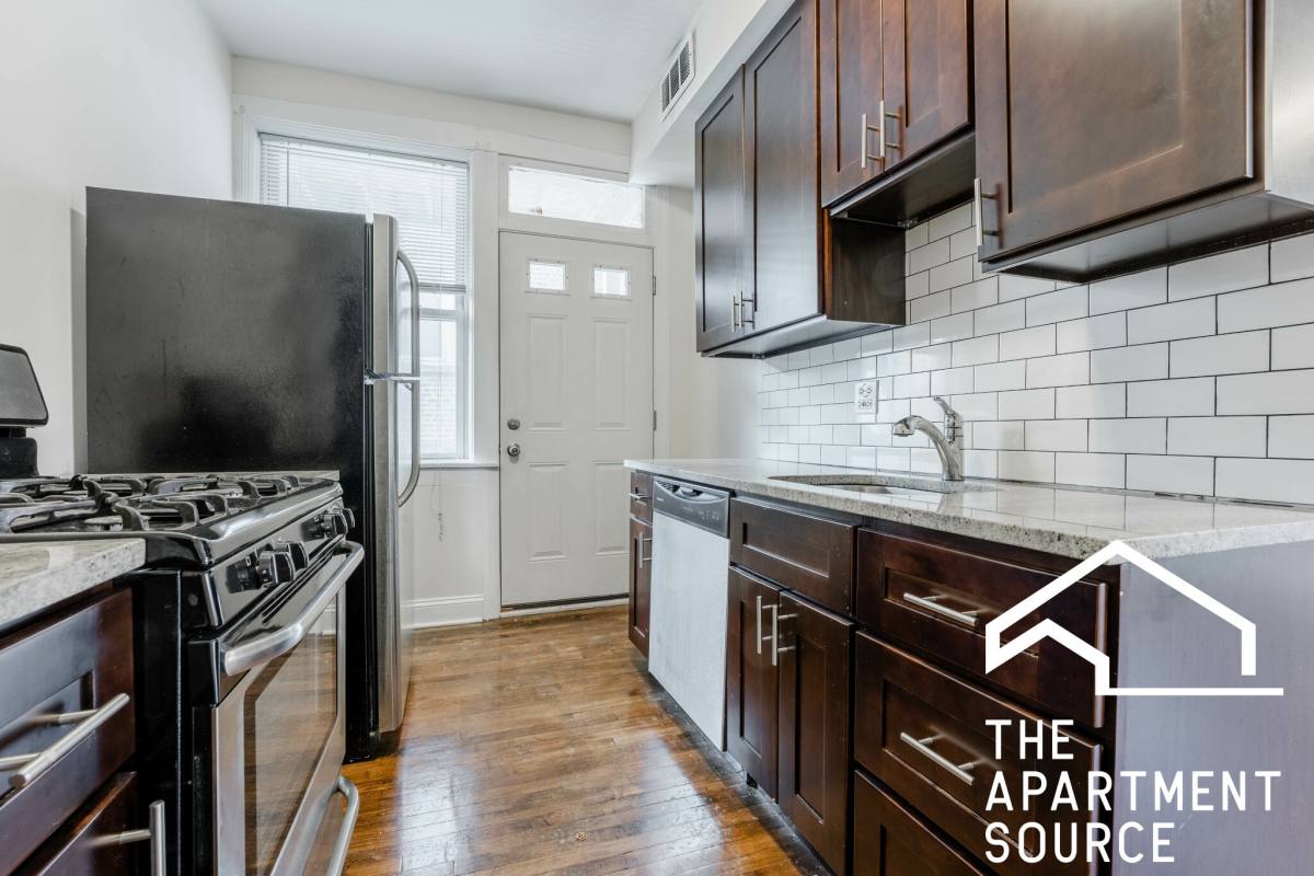 Apartment for rent at 857 W Cornelia Ave #2S, Chicago, IL 60657