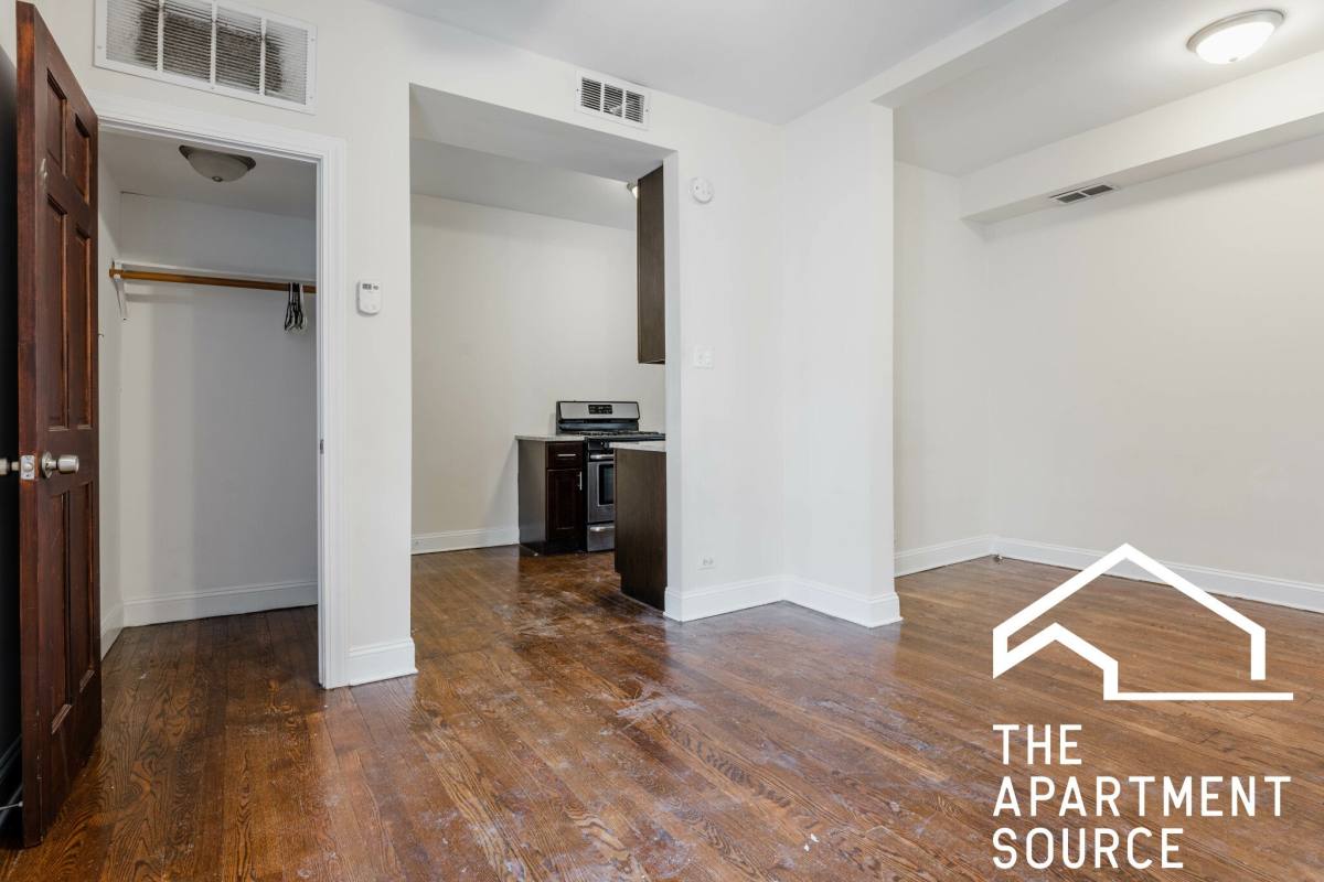 Apartment for rent at 857 W Cornelia Ave #2S, Chicago, IL 60657