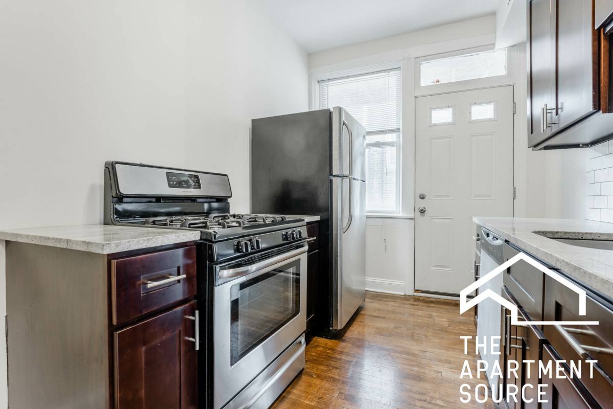 Apartment for rent at 857 W Cornelia Ave #2S, Chicago, IL 60657