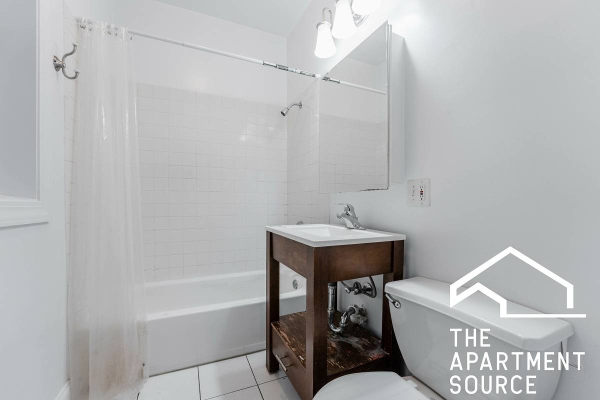 Apartment for rent at 857 W Cornelia Ave #2S, Chicago, IL 60657