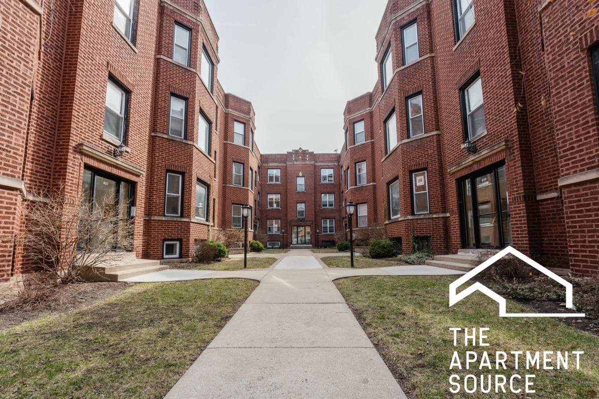 Apartment for rent at 857 W Cornelia Ave #2S, Chicago, IL 60657