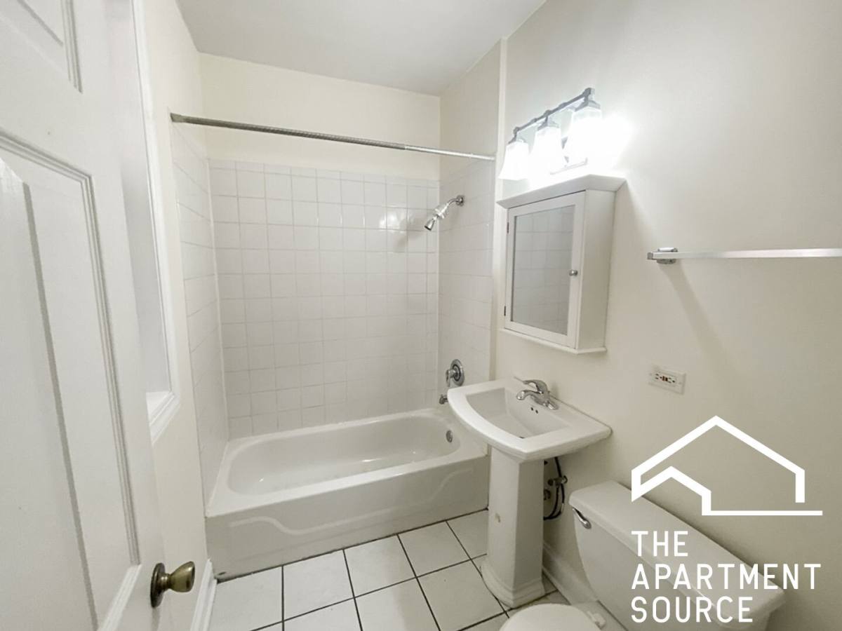 Apartment for rent at 857 W Cornelia Ave #1S, Chicago, IL 60657