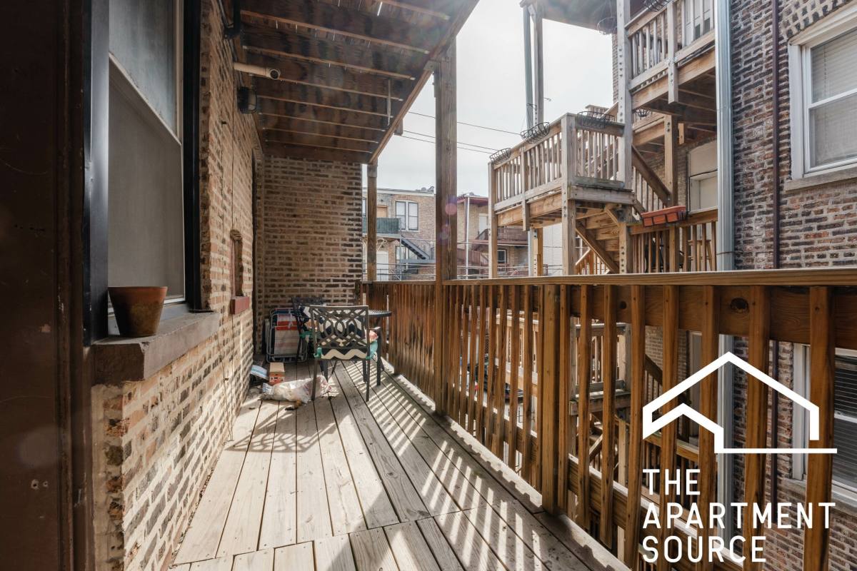 Apartment for rent at 857 W Cornelia Ave #1S, Chicago, IL 60657