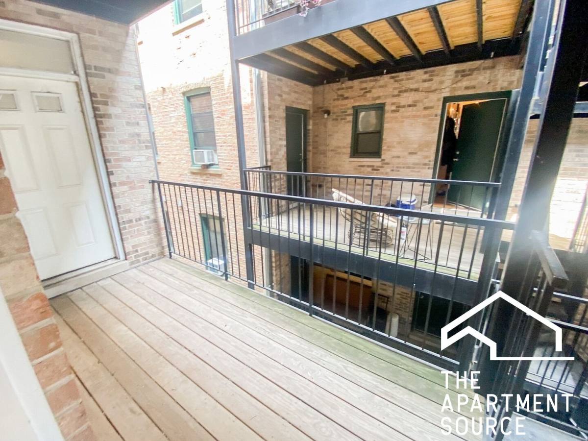 Apartment for rent at 853 W Cornelia Ave #2S, Chicago, IL 60620