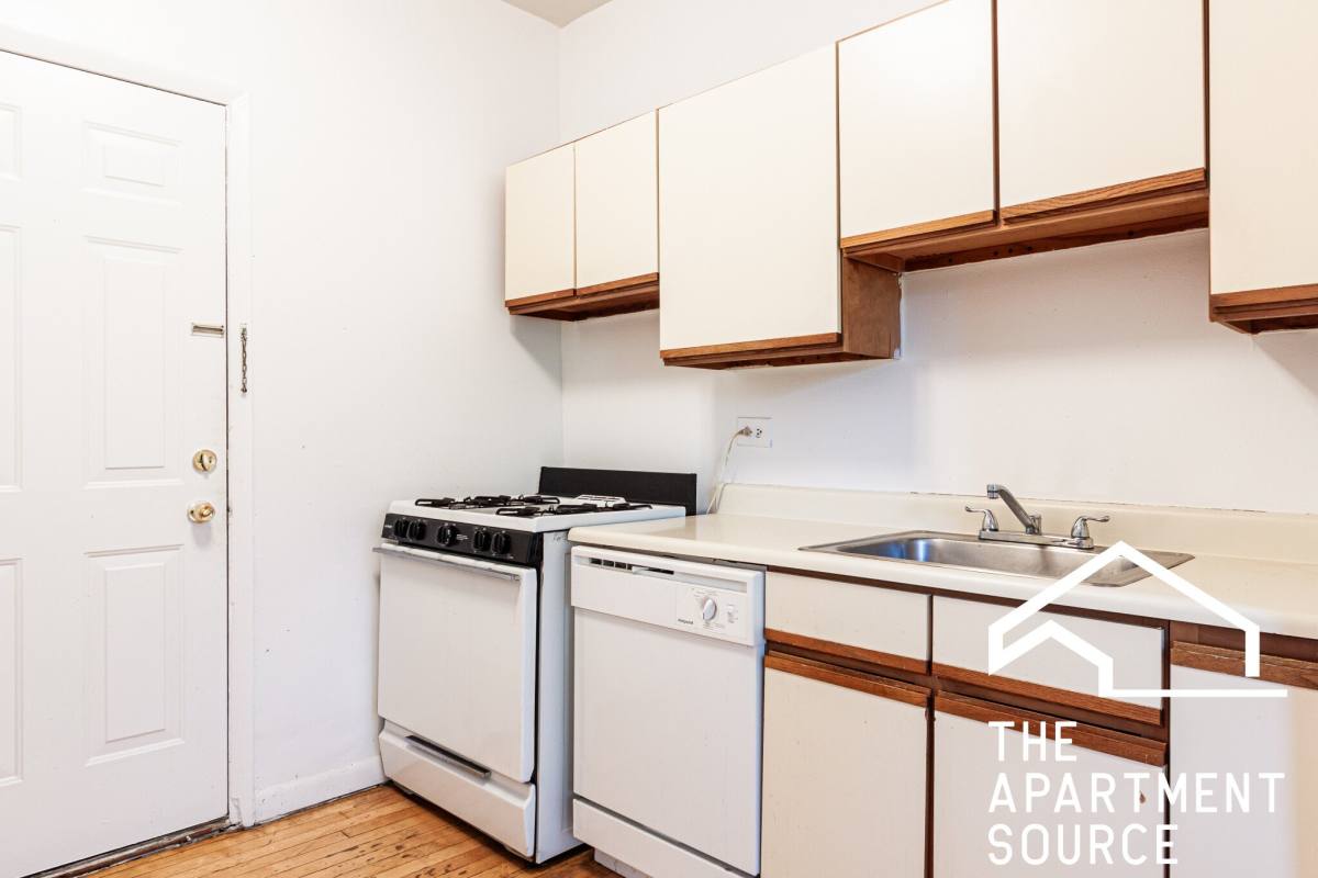 Apartment for rent at 654 W Cornelia #4, Chicago, IL 60657