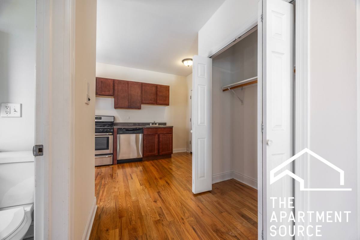 Apartment for rent at 957 W Cornelia #2A, Chicago, IL 60657