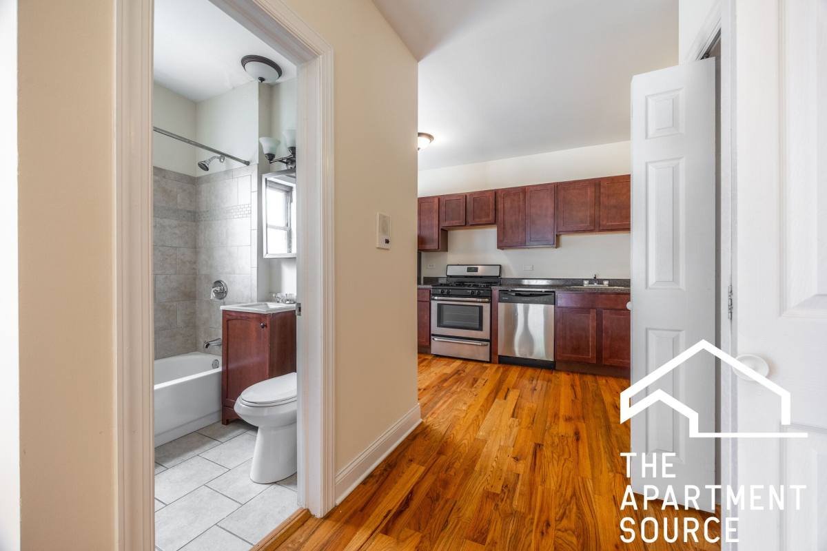 Apartment for rent at 957 W Cornelia #2A, Chicago, IL 60657
