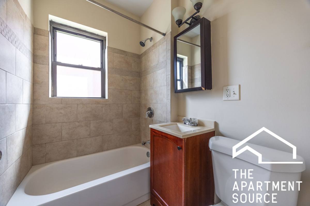 Apartment for rent at 957 W Cornelia #2A, Chicago, IL 60657