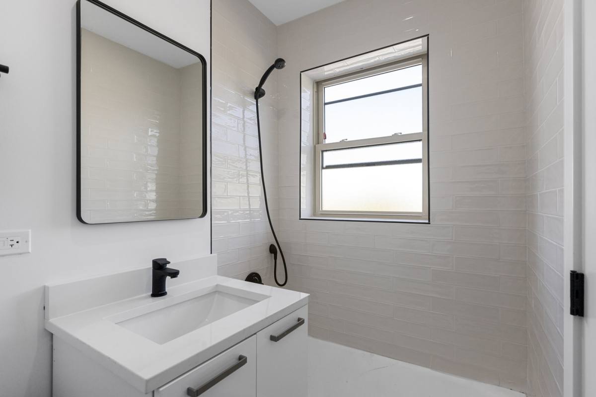 Apartment for rent at 1555 W Hollywood Ave, Chicago, IL 60660