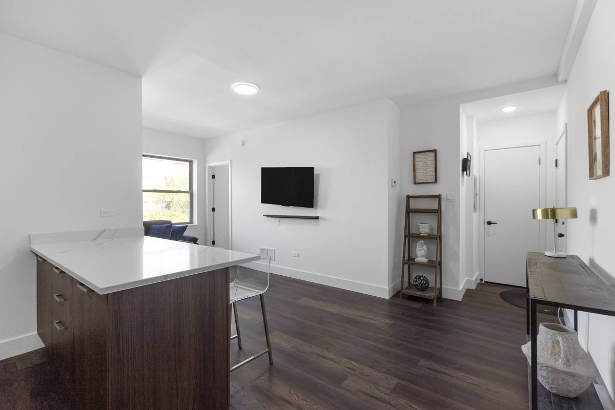Apartment for rent at 1555 W Hollywood Ave, Chicago, IL 60660