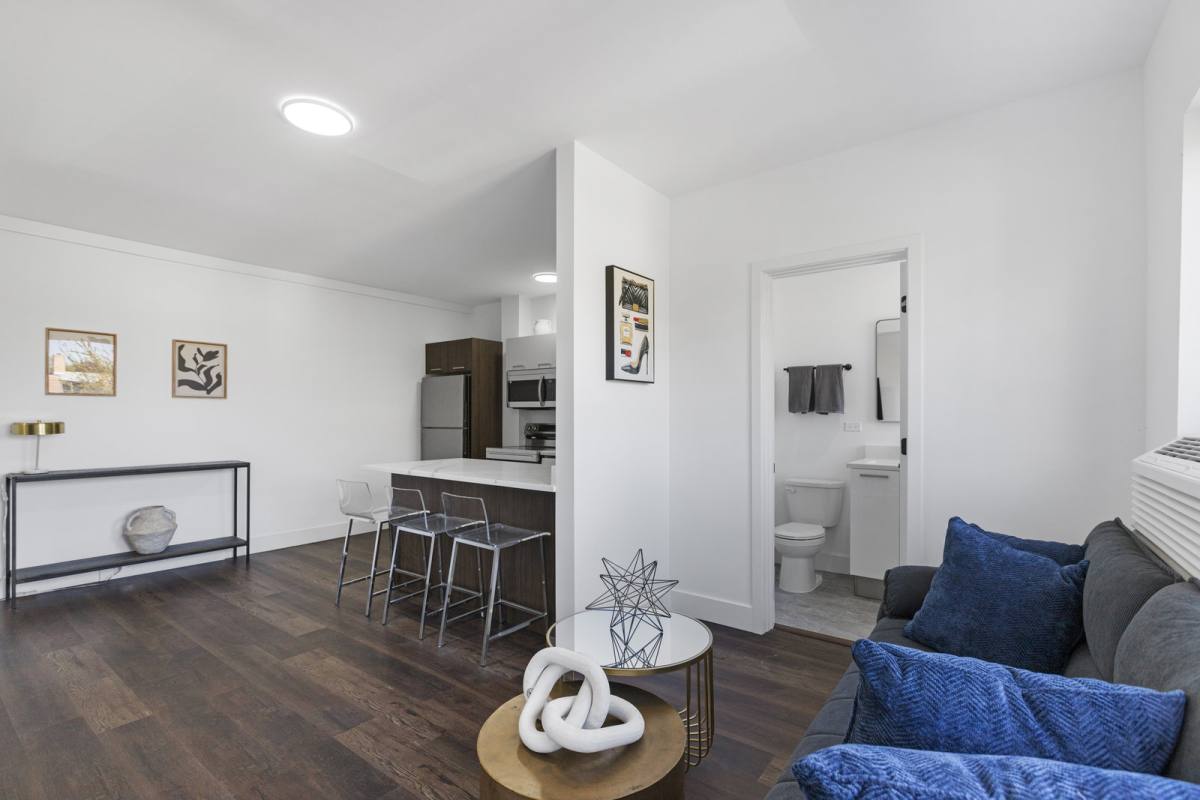 Apartment for rent at 1555 W Hollywood Ave, Chicago, IL 60660