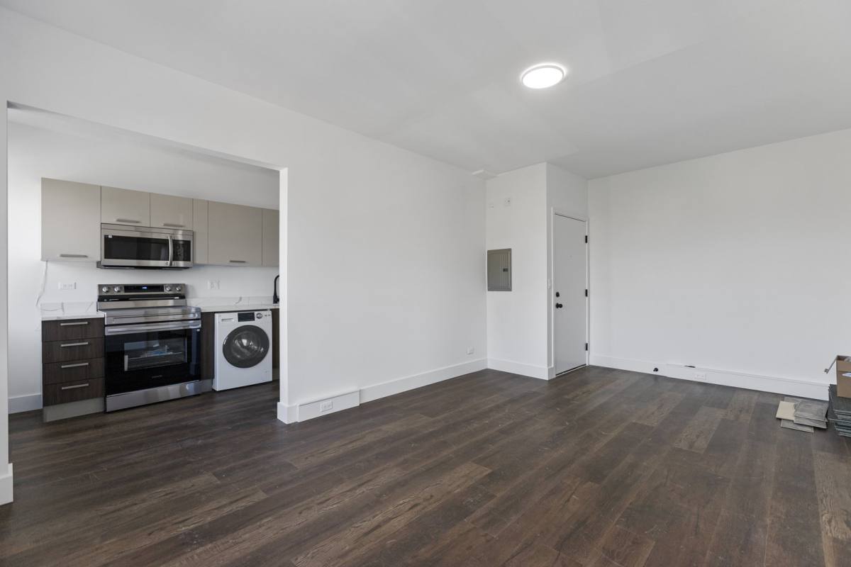 Apartment for rent at 1555 W Hollywood Ave, Chicago, IL 60660