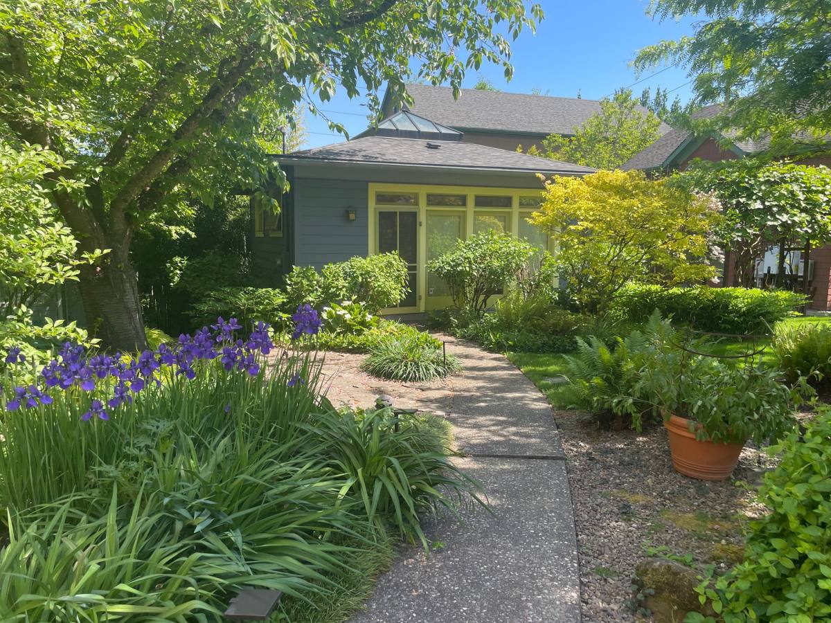 House for rent at 110 S Curry #A, Portland, OR 97239