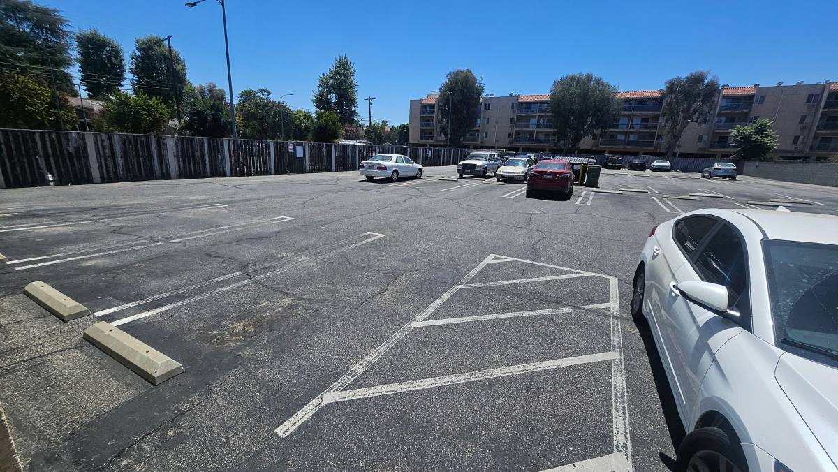 Apartment for rent at 18312 Collins St #109, Tarzana, CA 91356