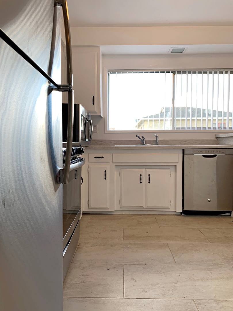 Apartment for rent at 3772 Lockland Dr, Los Angeles, CA 90008