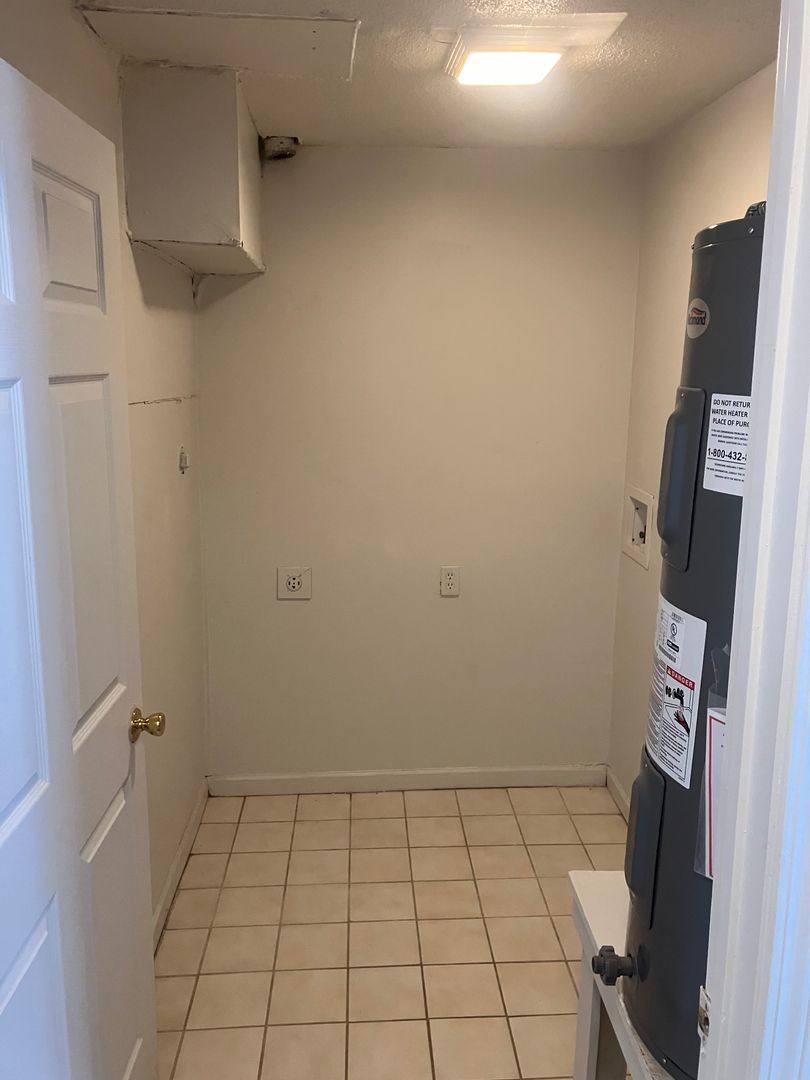 Townhouse for rent at 1022 1st Ave W, Newton, IA 50208