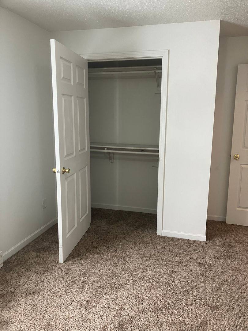 Townhouse for rent at 1022 1st Ave W, Newton, IA 50208