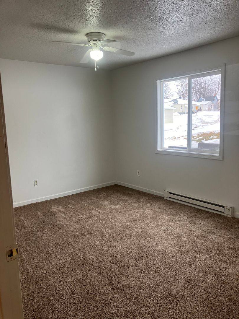 Townhouse for rent at 1022 1st Ave W, Newton, IA 50208