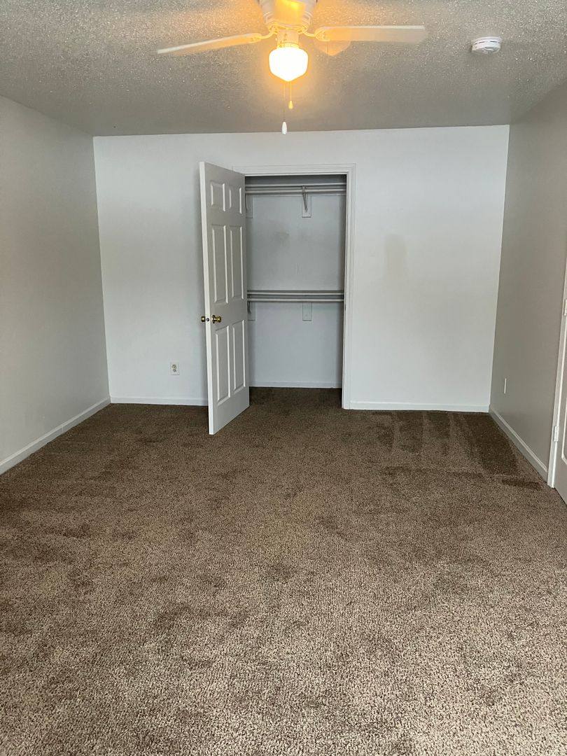 Townhouse for rent at 1022 1st Ave W, Newton, IA 50208