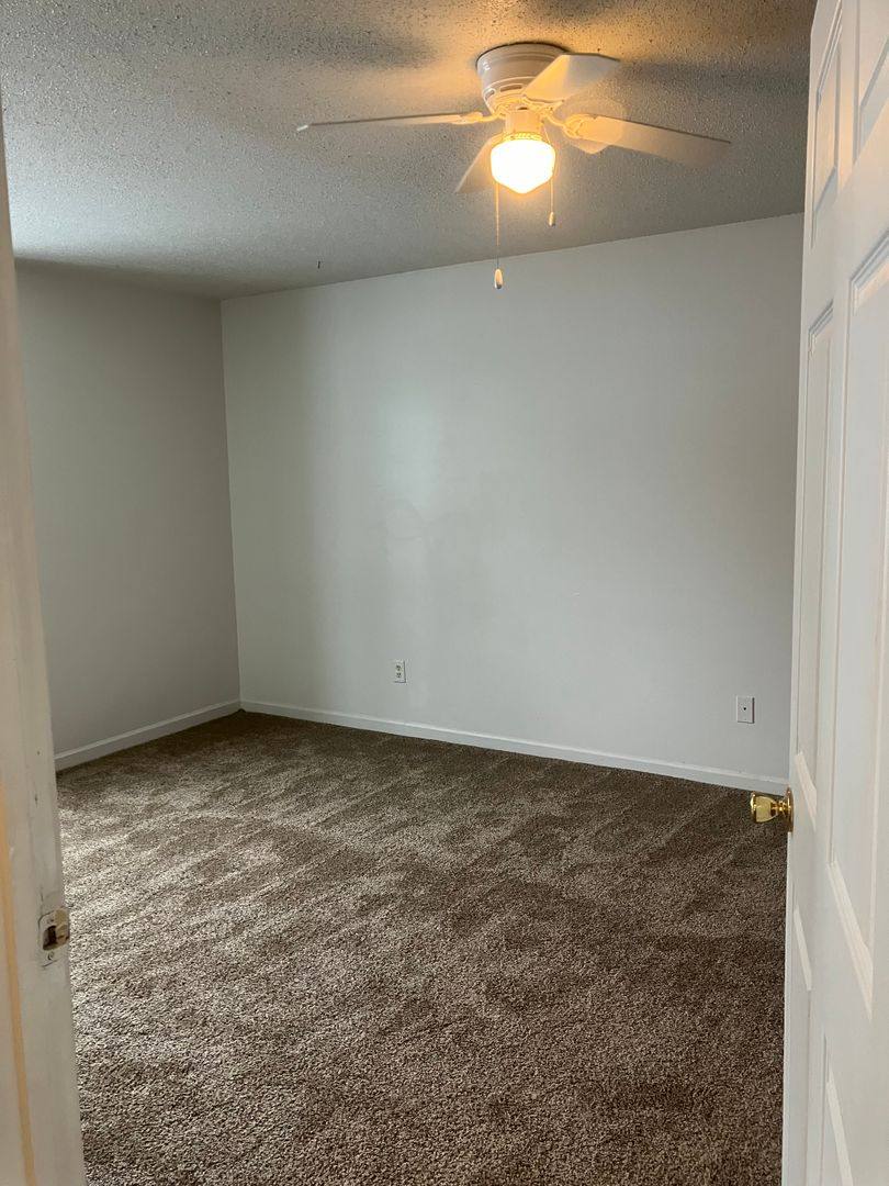Townhouse for rent at 1022 1st Ave W, Newton, IA 50208