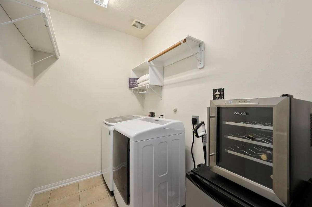 House for rent at 815 N Elder Grove Dr, Pearland, TX 77584