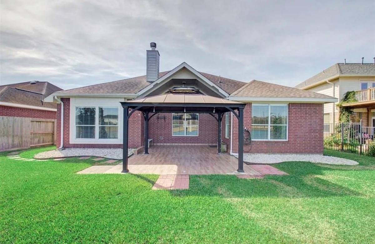 House for rent at 815 N Elder Grove Dr, Pearland, TX 77584