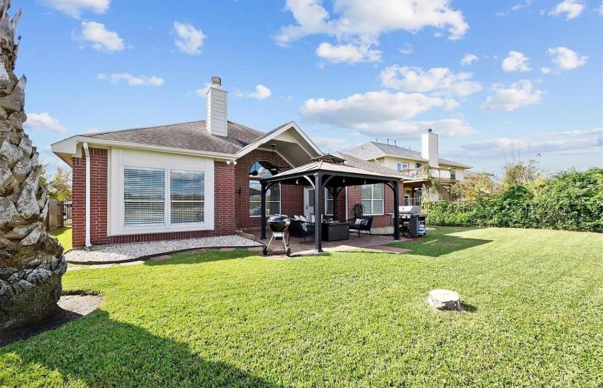 House for rent at 815 N Elder Grove Dr, Pearland, TX 77584