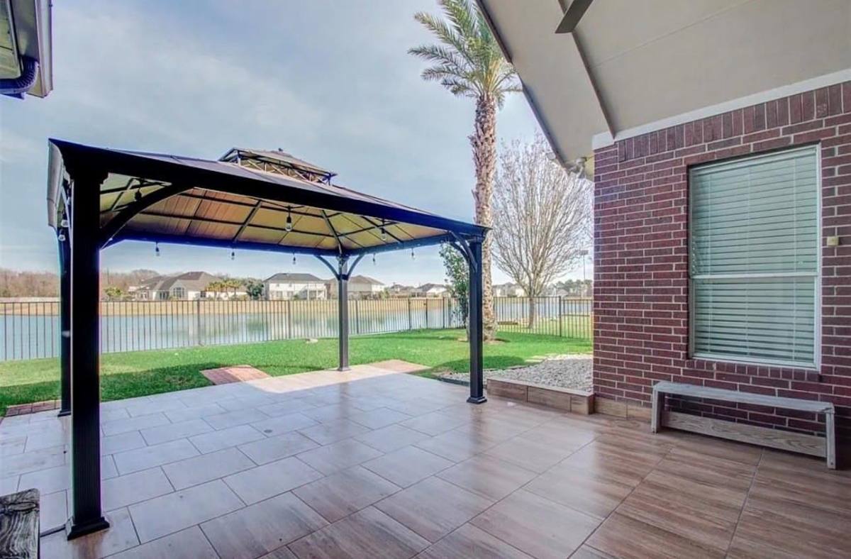 House for rent at 815 N Elder Grove Dr, Pearland, TX 77584