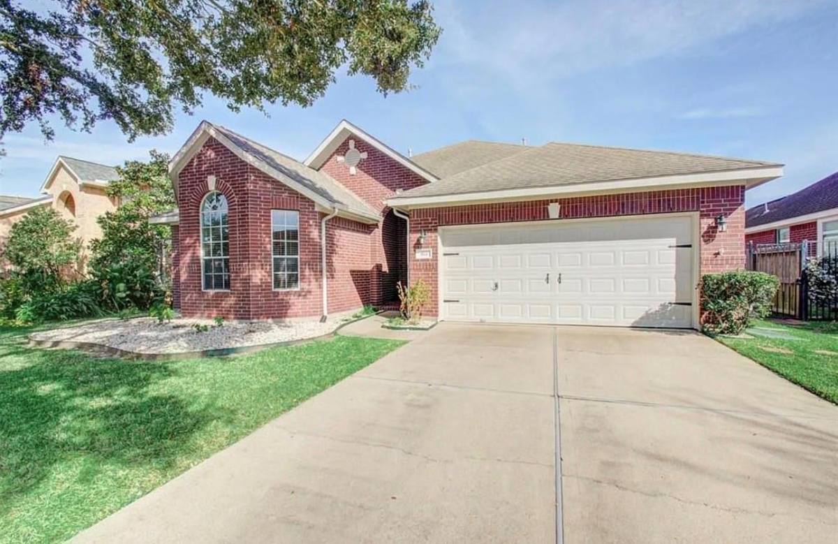 House for rent at 815 N Elder Grove Dr, Pearland, TX 77584