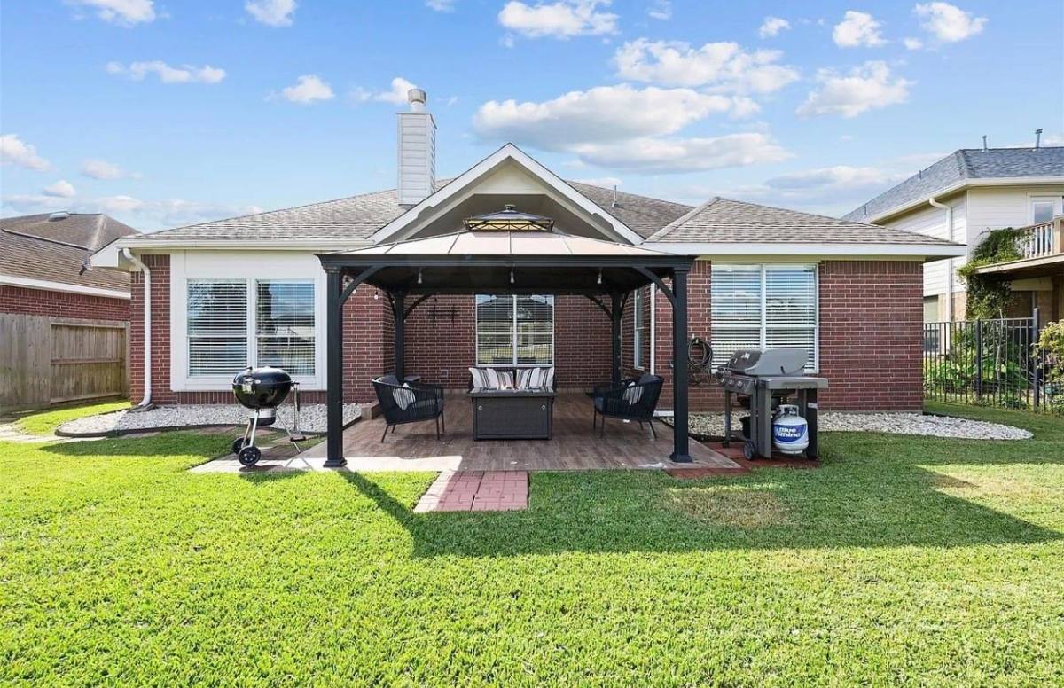 House for rent at 815 N Elder Grove Dr, Pearland, TX 77584