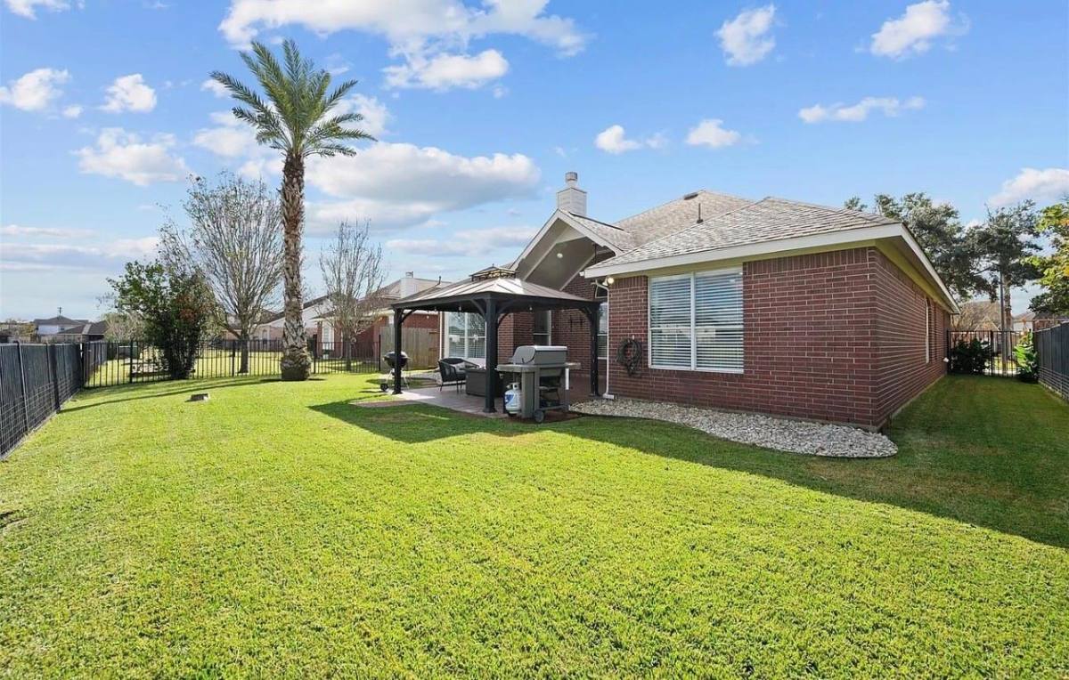 House for rent at 815 N Elder Grove Dr, Pearland, TX 77584